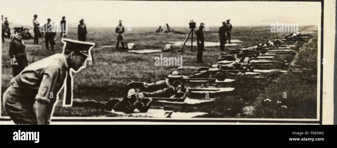 L'entraînement au fusil et à la musquerie étaient des pratiques courantes dans l'entraînement militaire, en particulier aux XVIIIe et XIXe siècles. Ces exercices ont été conçus pour améliorer les compétences des soldats avec les armes à feu, y compris la position appropriée, la visée et les techniques de tir. Banque D'Images