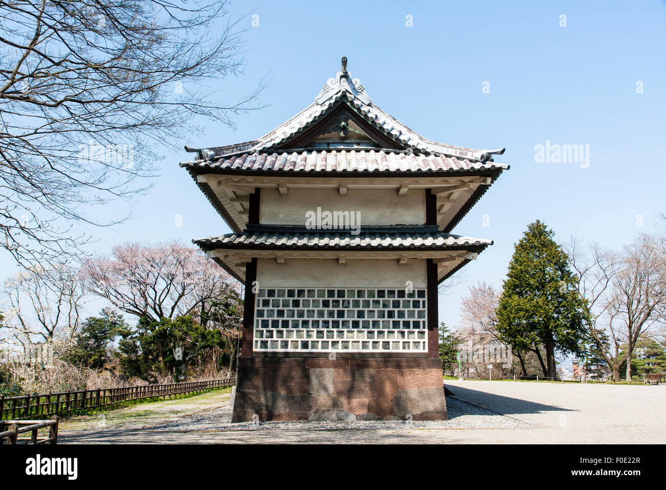 Le Japon, le Château de Kanazawa. L'extérieur de l'Sanjukken Nagaya terrasse store house. Printemps, ciel bleu, fleurs de cerisier et un soleil brillant. Banque D'Images