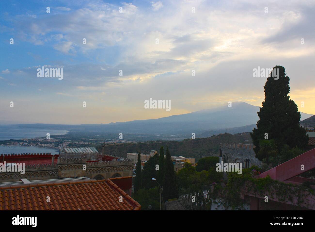 L'Italie, la Sicile, Taormina, Méditerranée, mer, belle vue, coucher du soleil, le mont Etna, le volcan Banque D'Images