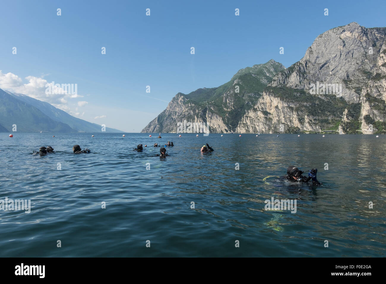 Les plongeurs redy pour descendre dans les profondeurs du lac de Garde, Italie Banque D'Images