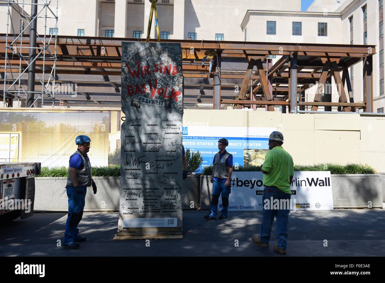 Washington, DC, USA. Août 13, 2015. Un segment du mur de Berlin arrive au département d'Etat pour l'installation dans le centre de la diplomatie américaine à Washington, DC, États-Unis, le 13 août 2015. Le segment du mur de Berlin est signé par l'ancien président George H. W. Bush, ancien chef de l'Union soviétique, Mikhaïl Gorbatchev, l'ancien chancelier allemand Helmut Kohl, l'ancien président polonais Lech Walesa, leader et la solidarité, la chancelière allemande, Angela Merkel, et ancien secrétaire d'État James Baker. © Yin Bogu/Xinhua/Alamy Live News Banque D'Images