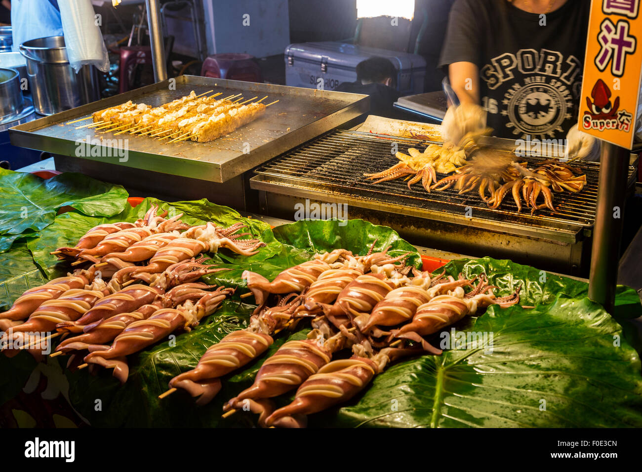 Homme cuisiner au marché de nuit à Keelung, Taïwan Banque D'Images