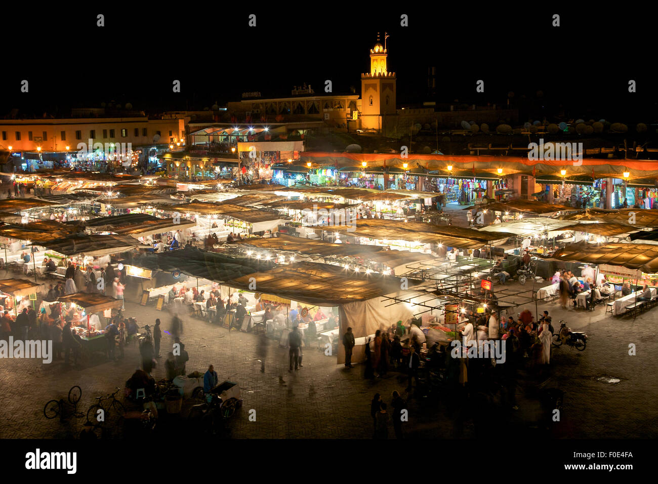 Place Jamaa El Fna, la célèbre place Saint-Marc et de la place du marché à Marrakech la nuit. Maroc Banque D'Images
