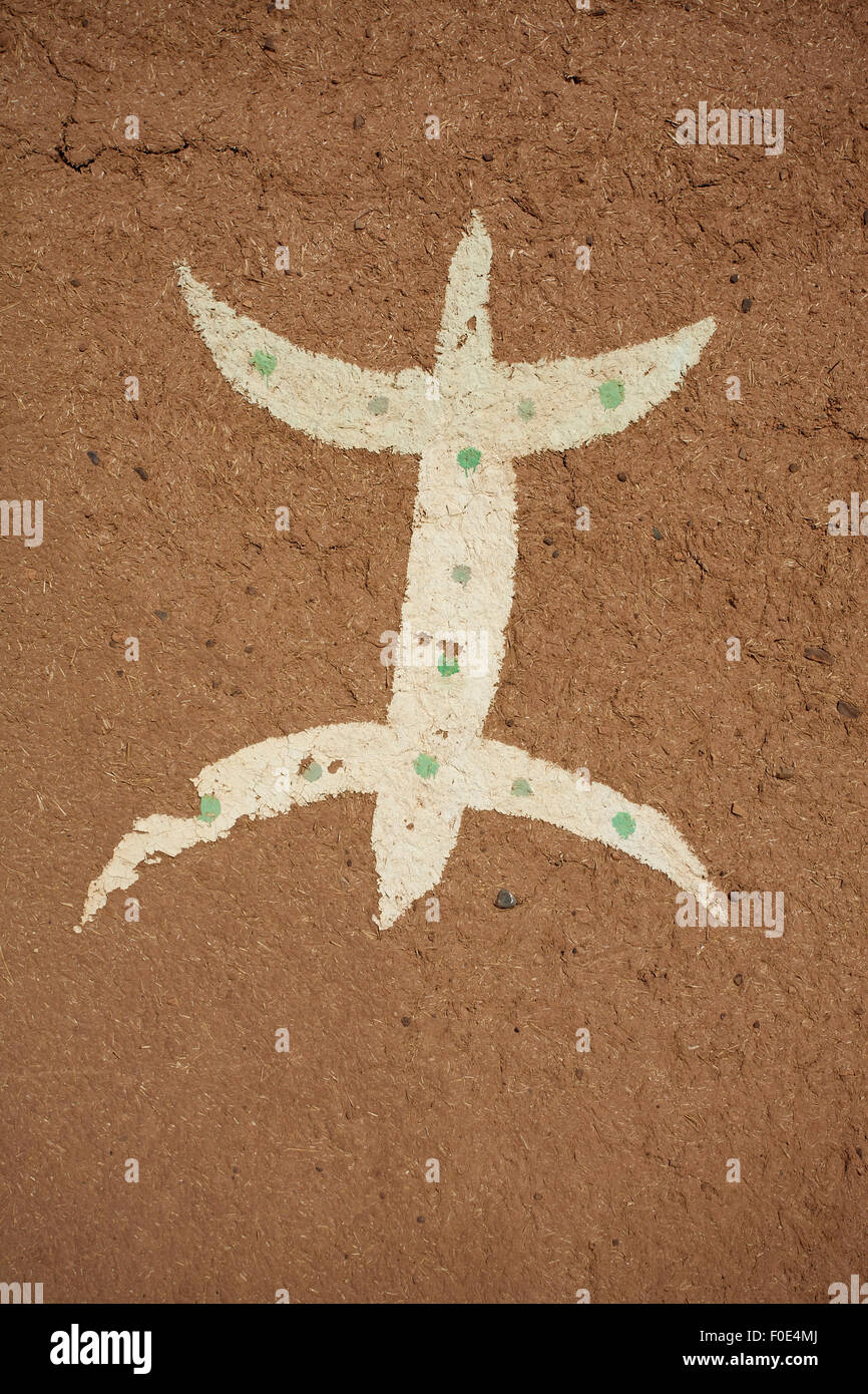 Symbole tribal marocain sur un mur de boue, près de Ouarzazate au Maroc Banque D'Images