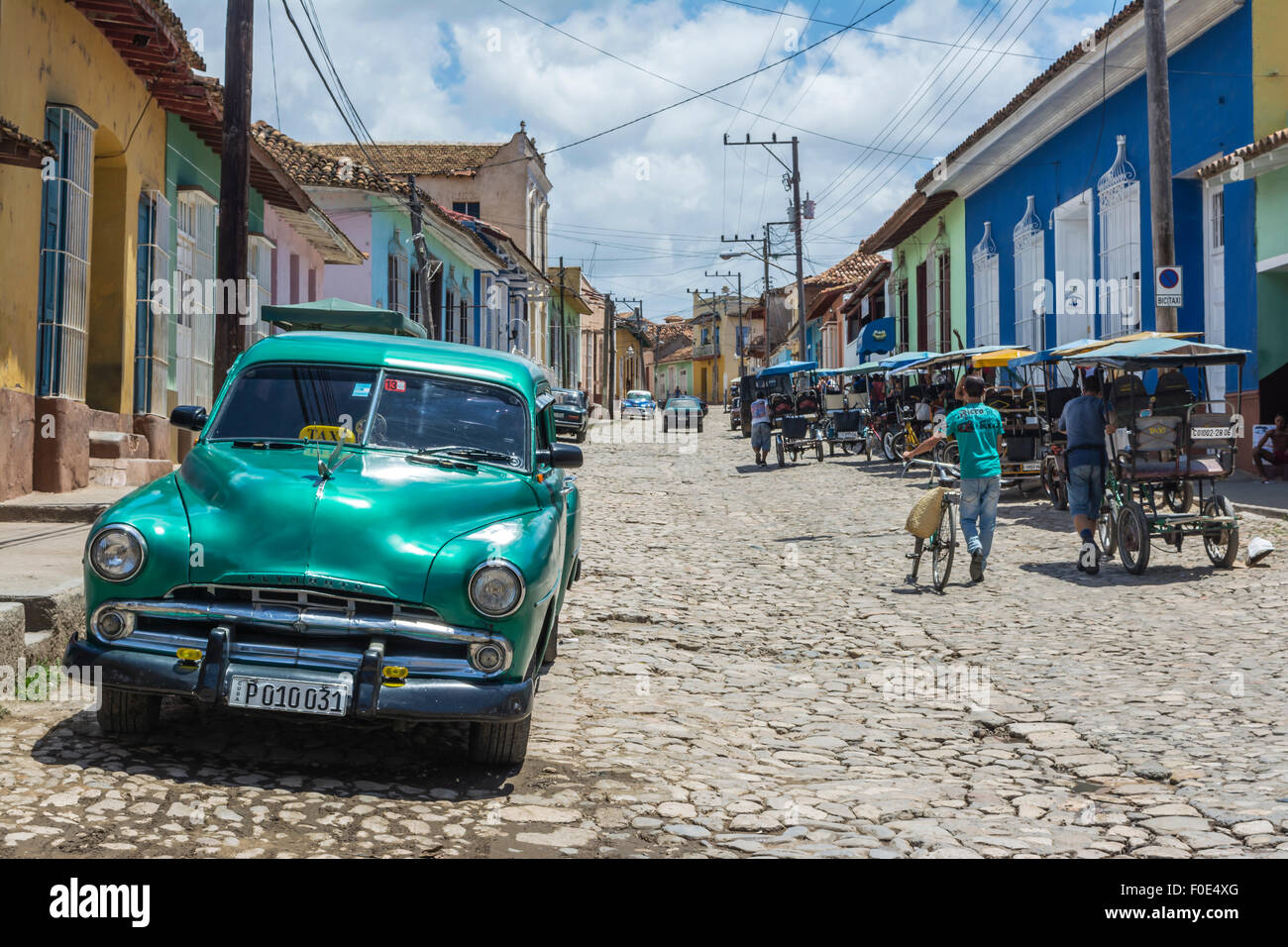 Classic car parked on road à Trinidad, Cuba Banque D'Images