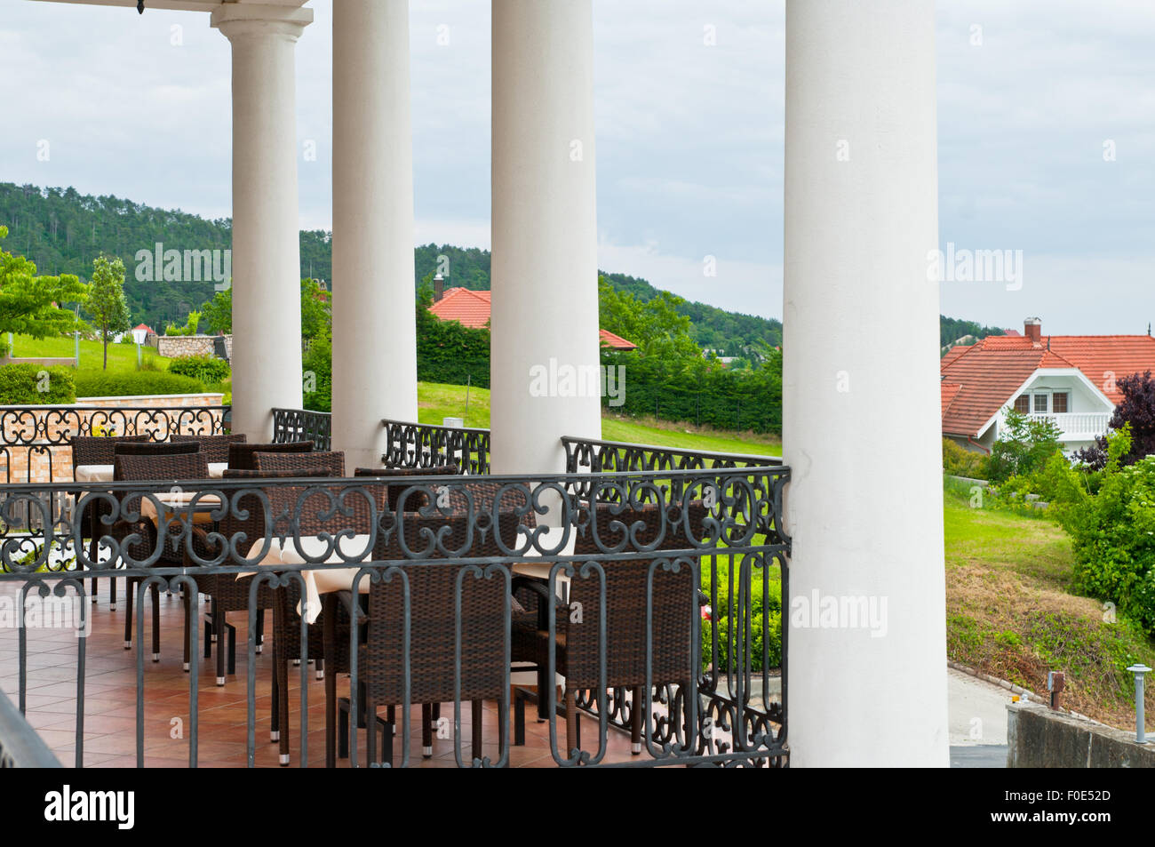 Table outdoor cafe restaurant dîner salle à manger Meubles resort président été voyage extérieur de l'hôtel de luxe de vacances alimentaire le déjeuner Banque D'Images