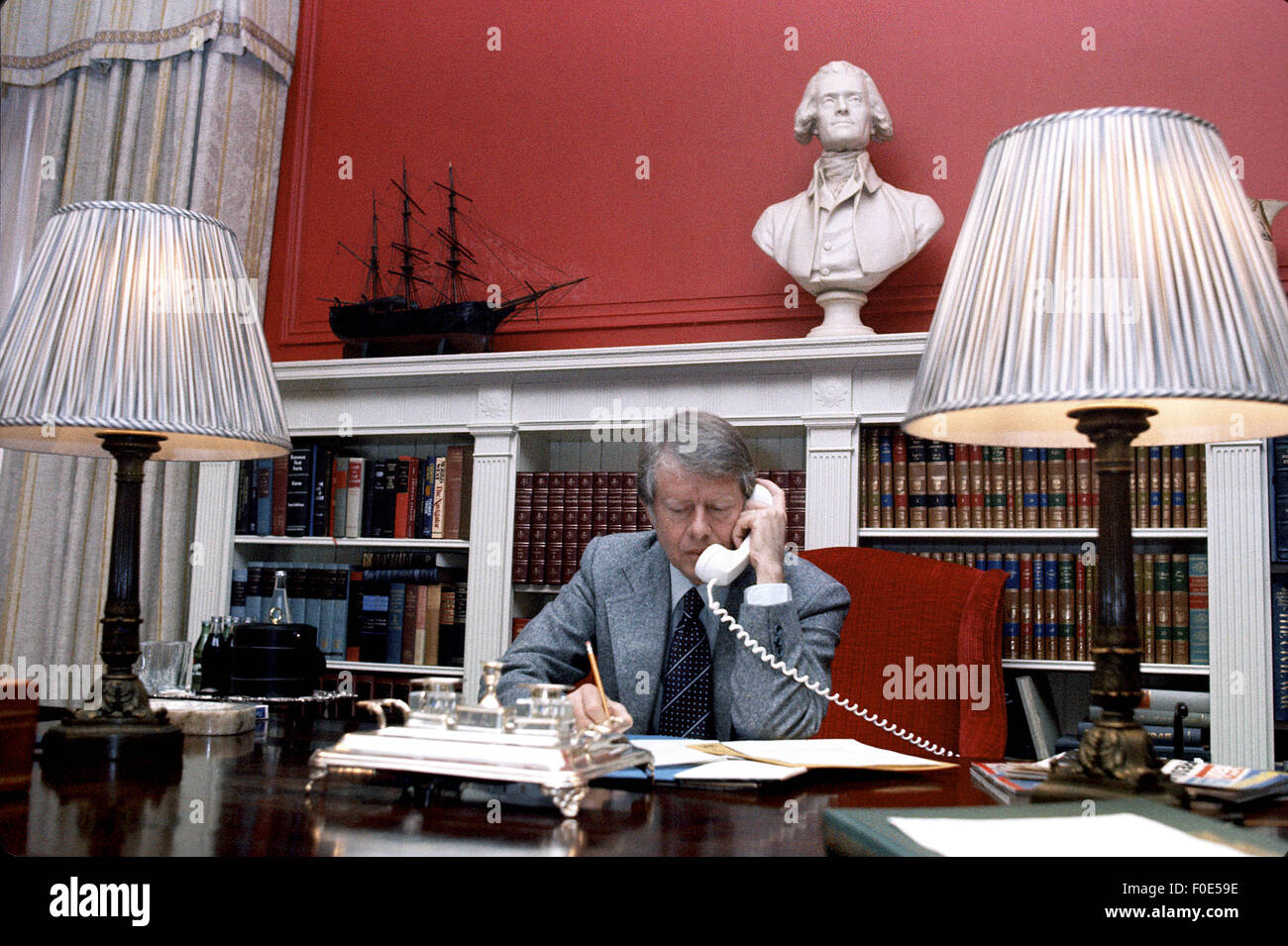 1 janvier 2015 - Le président élu américain Jimmy Carter à Blair House à Washington DC, la nuit avant son inauguration janvier 1977, où il a créé avec son équipe du bureau de transition. © Ken Hawkins/ZUMA/Alamy Fil Live News Banque D'Images