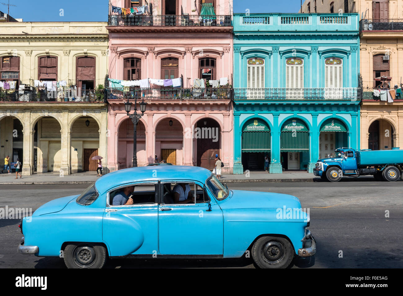 Classic voitures garées à La Havane, Cuba Banque D'Images