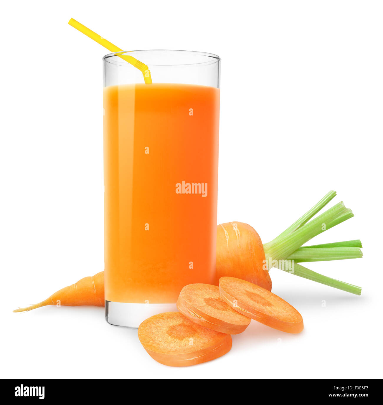 Le jus de carotte et des tranches de carotte isolated on white Banque D'Images