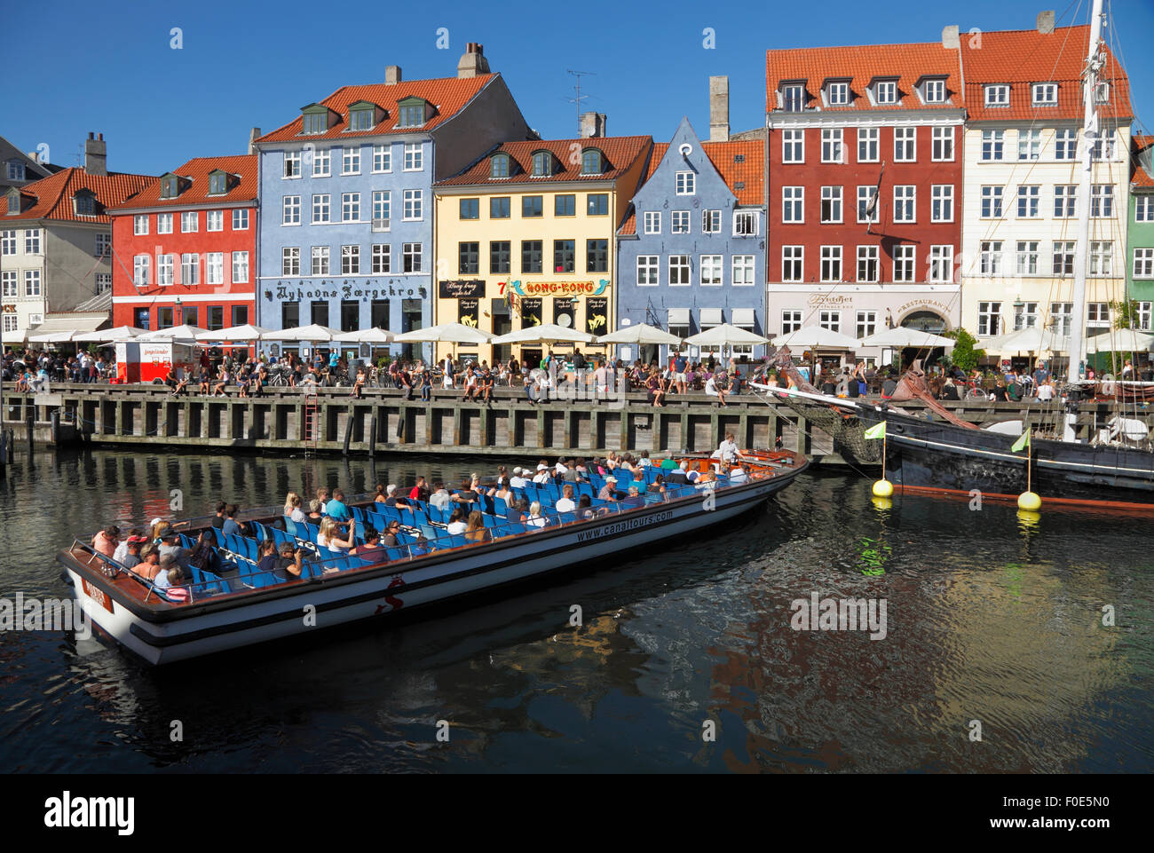 Tour voile tournant autour de dans la foule sur un canal de Nyhavn et chaude journée d'été ensoleillée plein de touristes et visiteurs. Banque D'Images