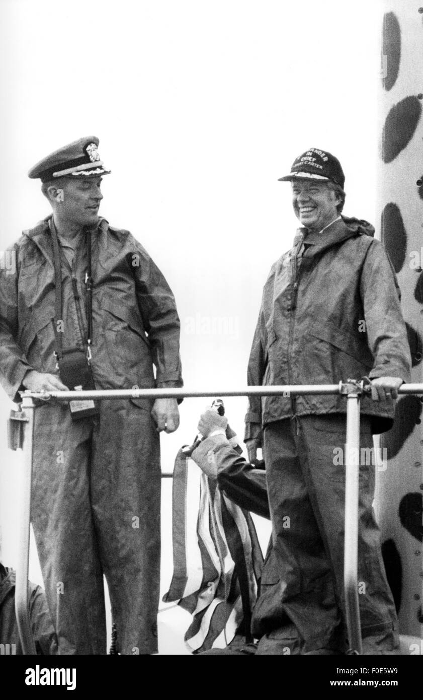 Le président Jimmy Carter, Première Dame Rosalynn Carter et l'Amiral Hyman Rickover. 14 Jan, 2015. connu comme ''le père de la marine nucléaire '', le conseil sous-marin nucléaire US Los Angeles à Port Canavral, en Floride. Après l'embarquement, le Los Angeles est parti pour un après-midi d'essais en mer. Le président Carter a servi sous Rickover durant sa carrière dans la Marine. © Ken Hawkins/ZUMA/Alamy Fil Live News Banque D'Images