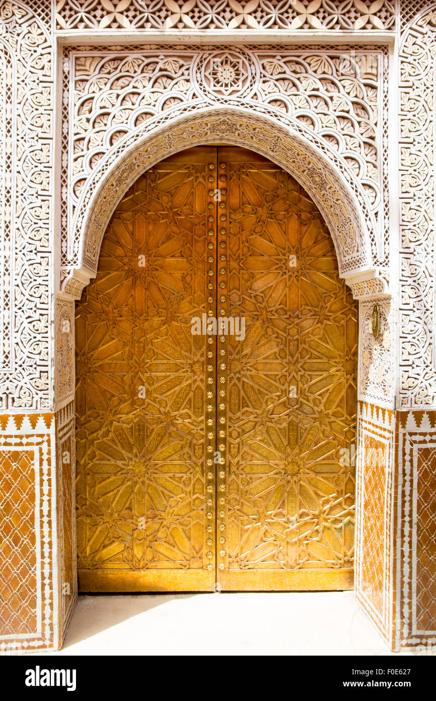 Décoration marocaine porte d'or à l'un de l'entrée du Royaume Palace à Marrakech, Maroc. Banque D'Images