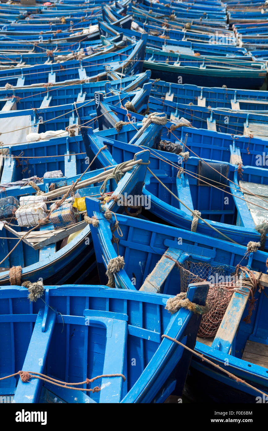 Groupe de bateaux de pêche bleu alignés dans le port d'Essaouira, Maroc Banque D'Images