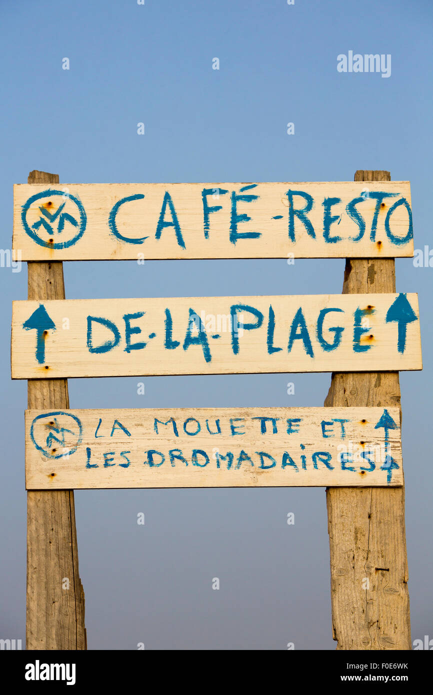 La publicité des signes d'un café sur la plage déserte d'une station de vacances à Sidi Kaouiki, près de Essaouira, Maroc Banque D'Images