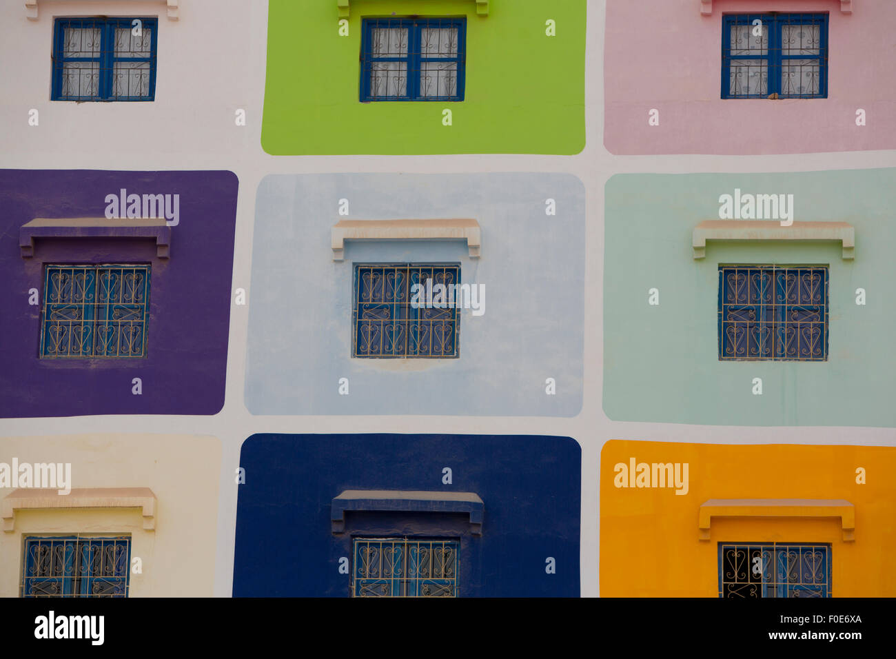 Maison traditionnelle avec des couleurs différentes pour chaque fenêtre à Agadir. Maroc 2014 Banque D'Images