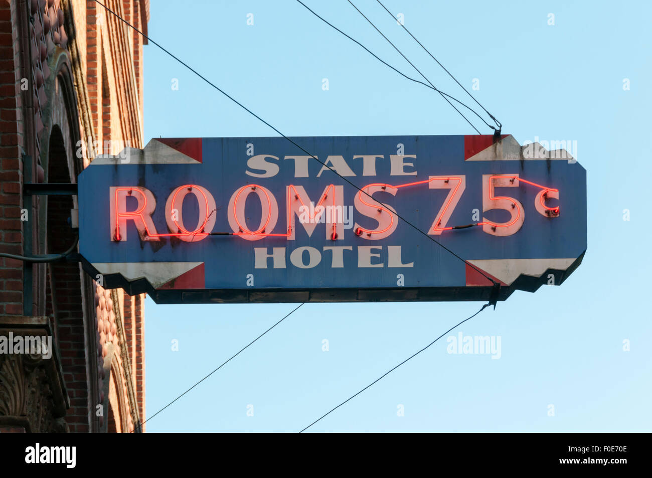 Un vieux signe sur l'État Hotel, Pioneer Square, Seattle. Banque D'Images