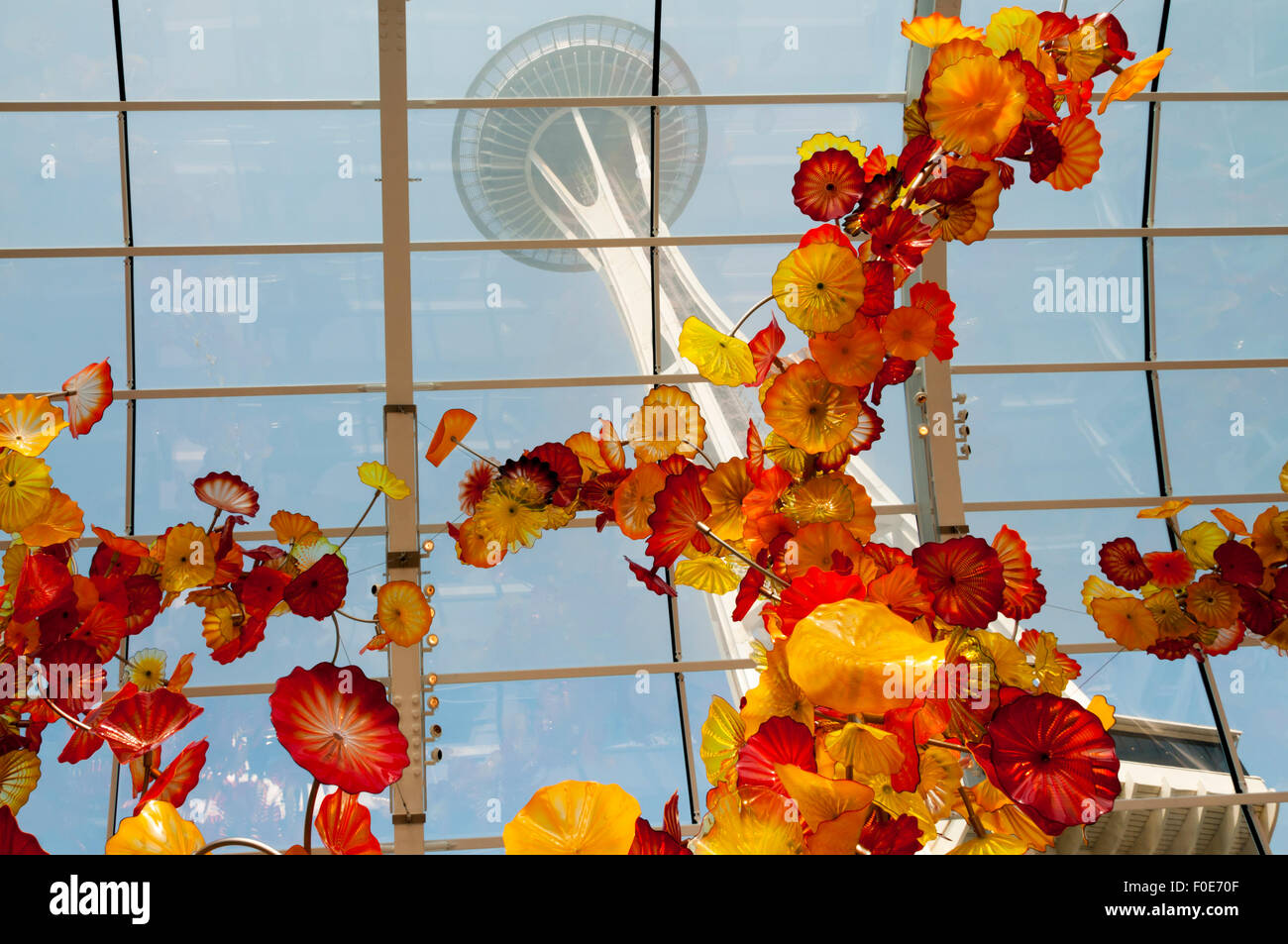 Le Seattle Space Needle vu de la serre de jardin & verre Chihuly au Seattle Center. Banque D'Images