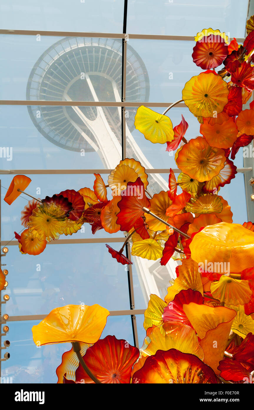 Le Seattle Space Needle vu de la serre de jardin & verre Chihuly au Seattle Center. Banque D'Images