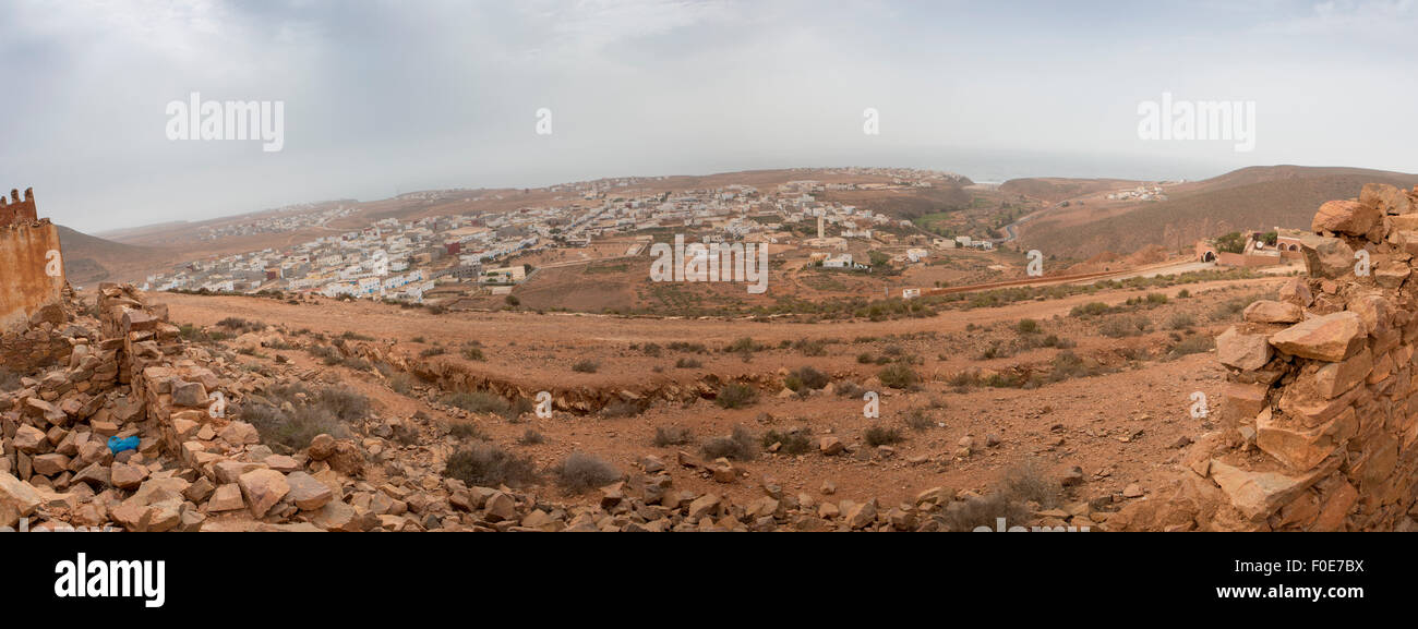 Panorama de Mirleft, qui est une petite ville et commune rurale dans la Province de Tiznit de la région de Marrakech-Tensift-Al Haouz Maroc. Banque D'Images