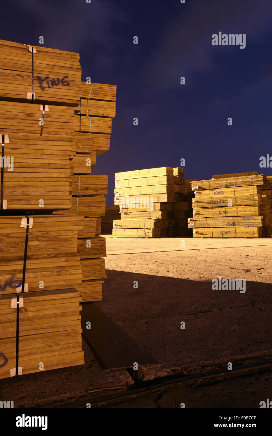 bois de construction sur la station d’accueil Banque D'Images