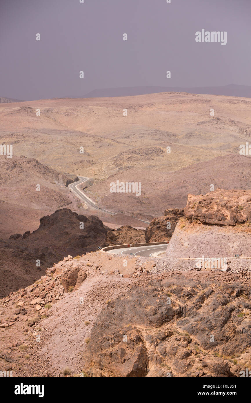 Gorges du Dadès par temps nuageux, Haut Atlas, Maroc, Afrique. Vue de la route, entre Marrakech et Ouarzazate. Banque D'Images
