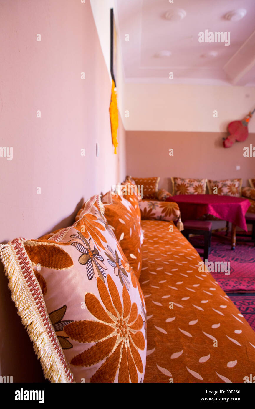 Tissus colorés et de meubles traditionnels de style classique de l'Intérieur marocain. Banque D'Images