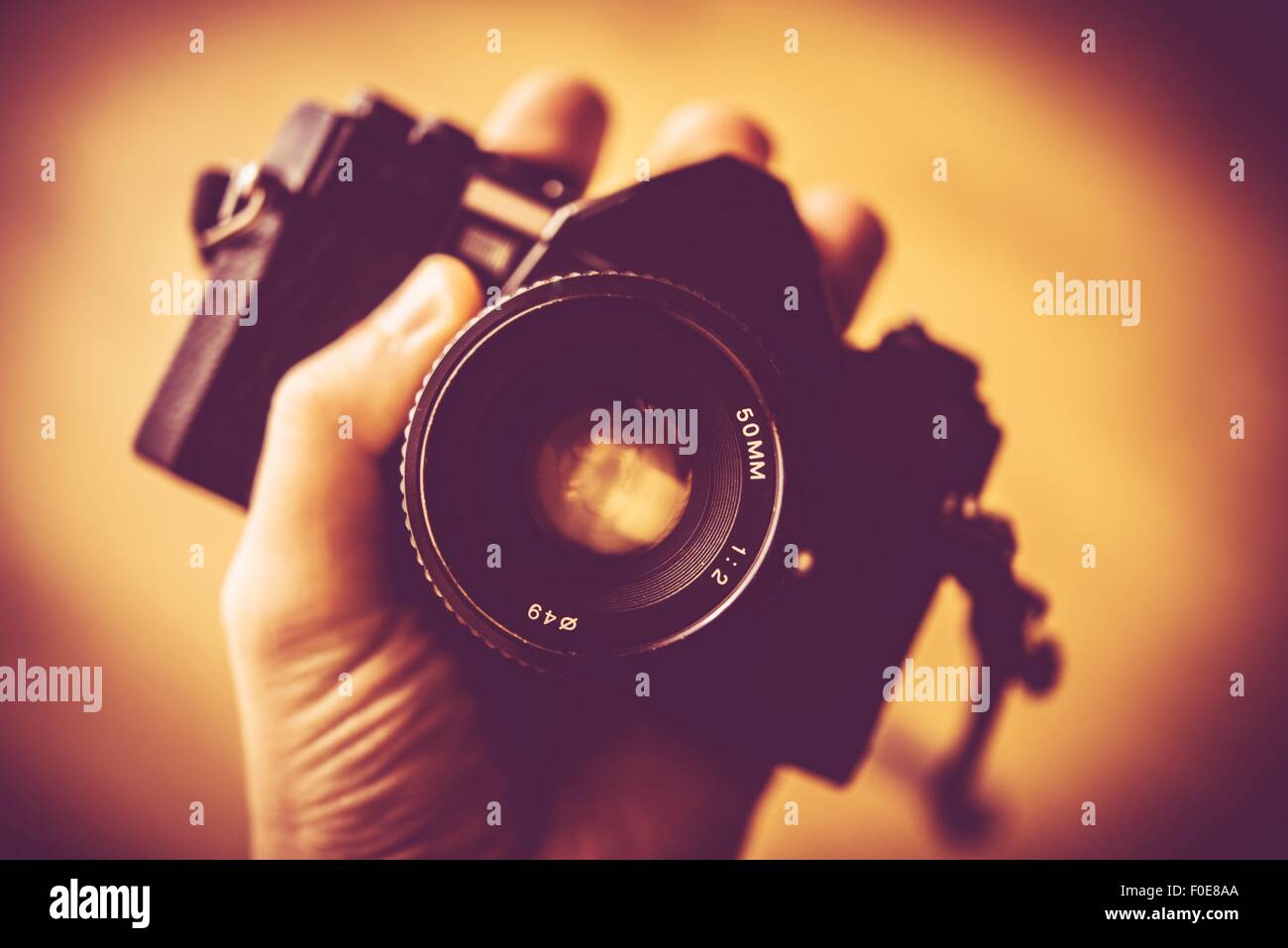 Photographie Vintage Concept. Caméra analogique vintage dans une main. Banque D'Images