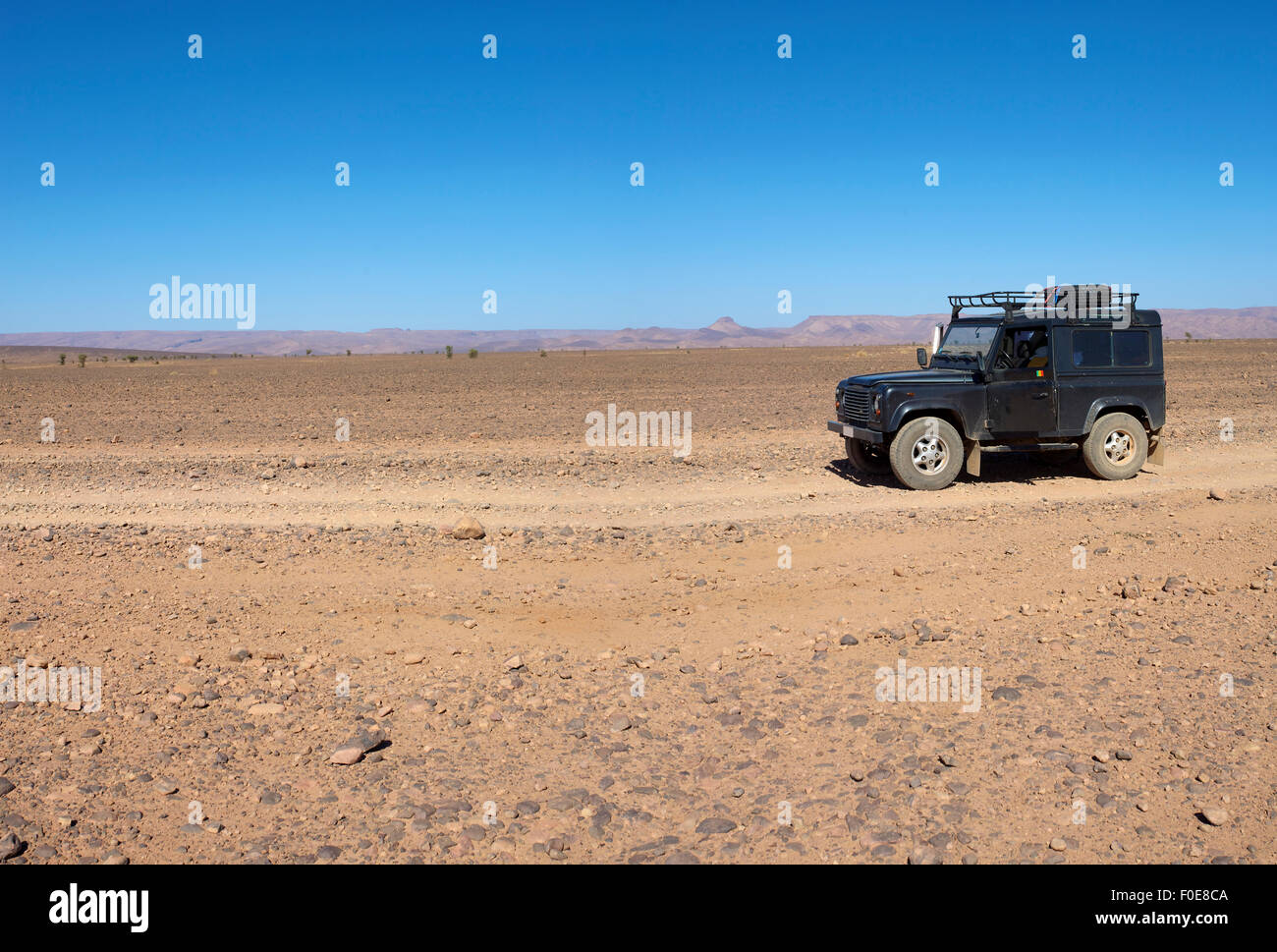 4x4 véhicule hors route Safari dans le désert au Maroc, la conduite dans le désert marocain. Banque D'Images