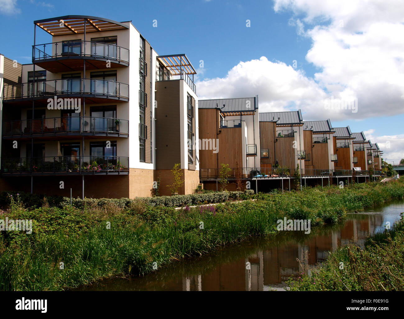 Maisons modernes et des appartements le long du Canal Bridgwater et Taunton, Taunton, Somerset, UK Banque D'Images