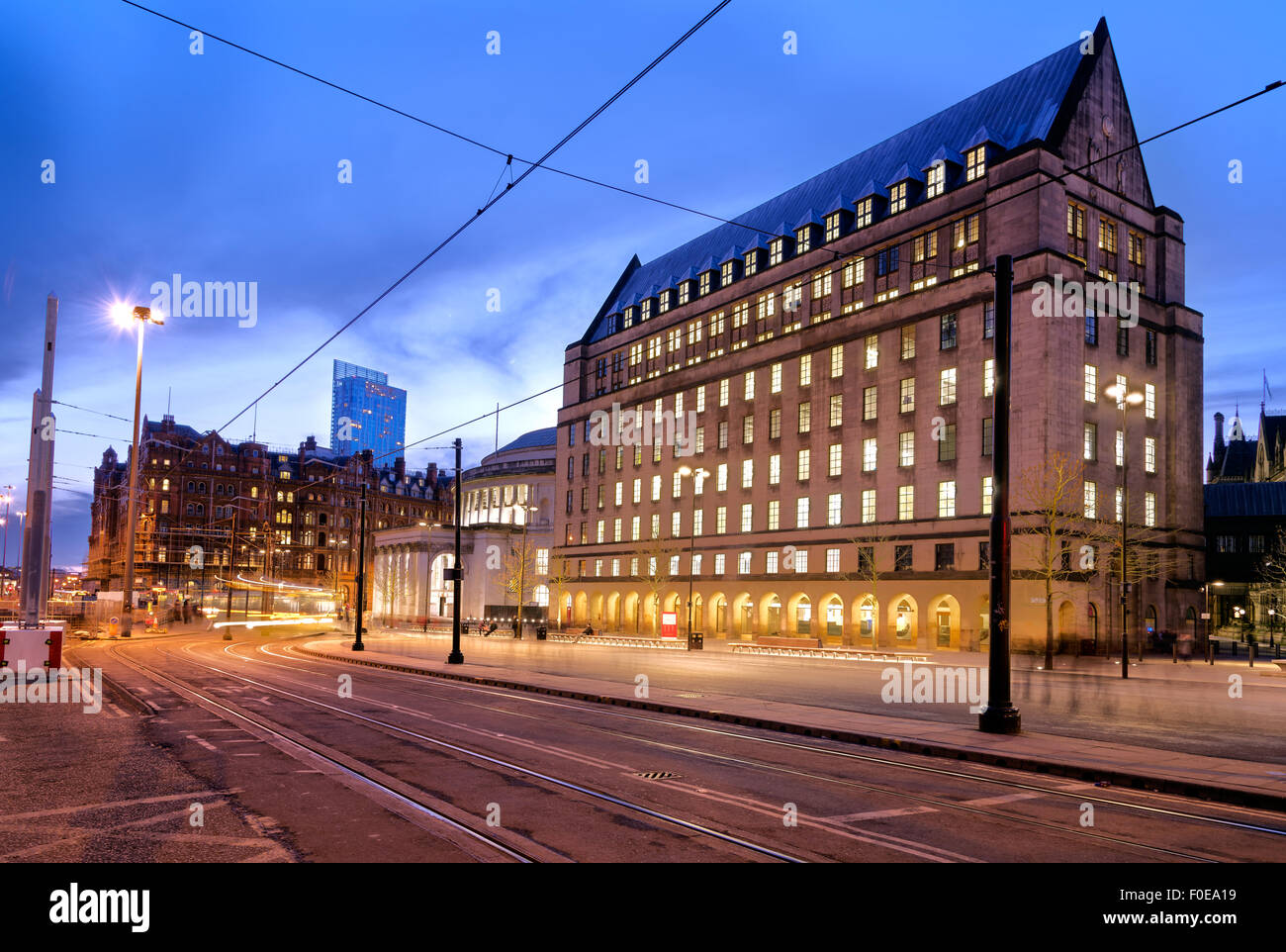 Nouvelle extension de l'hôtel de ville de Manchester. Voies de Tram passant devant le grand bâtiment de l'hôtel de ville. Skyline de Manchester. Banque D'Images