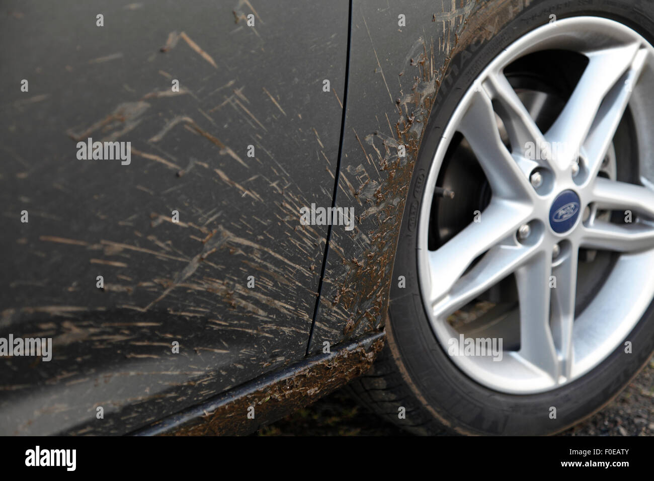 Par éclaboussures de boue sur passage de roue voiture Banque D'Images