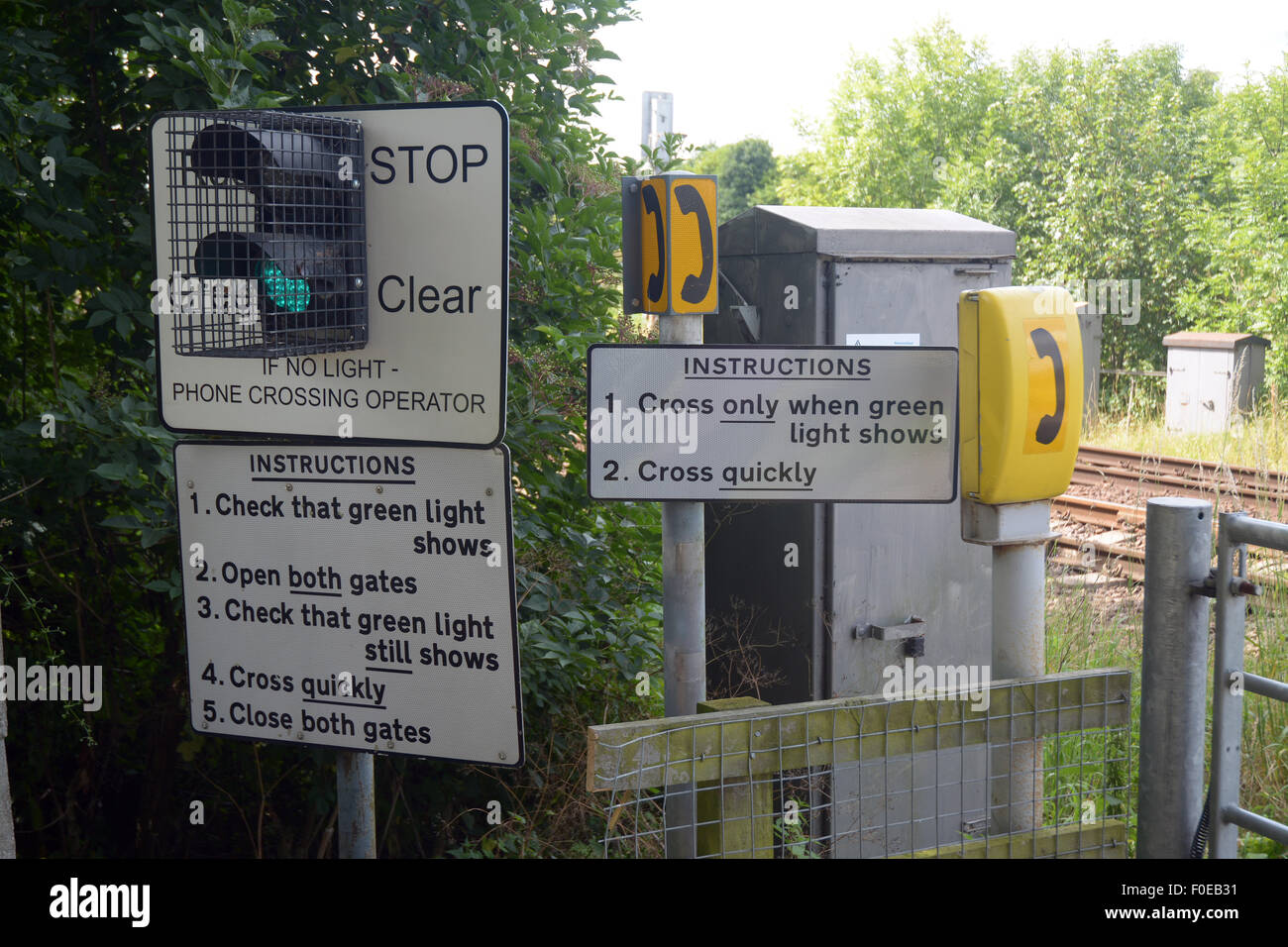 Les panneaux de sécurité à un passage à niveau en Pudsey Yorkshire Angleterre Banque D'Images