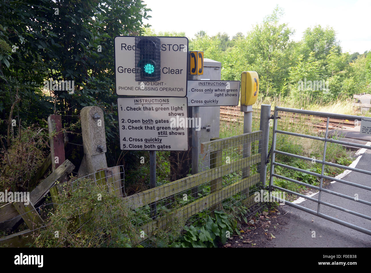 Les panneaux de sécurité à un passage à niveau en Pudsey Yorkshire Angleterre Banque D'Images
