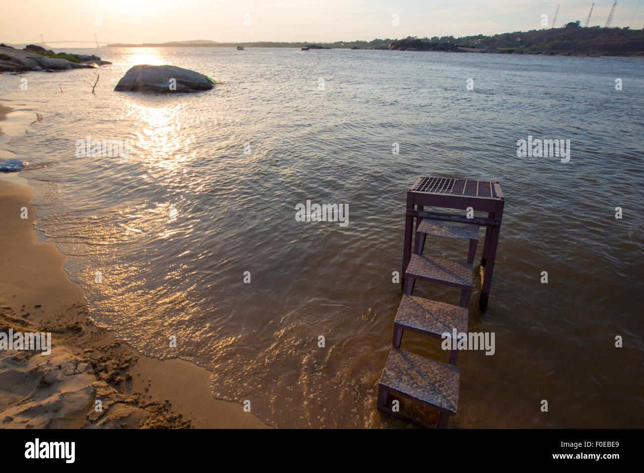 Coucher du soleil sur l'Orénoque et la plage qui est l'endroit pour traverser la rivière en bateau. Banque D'Images