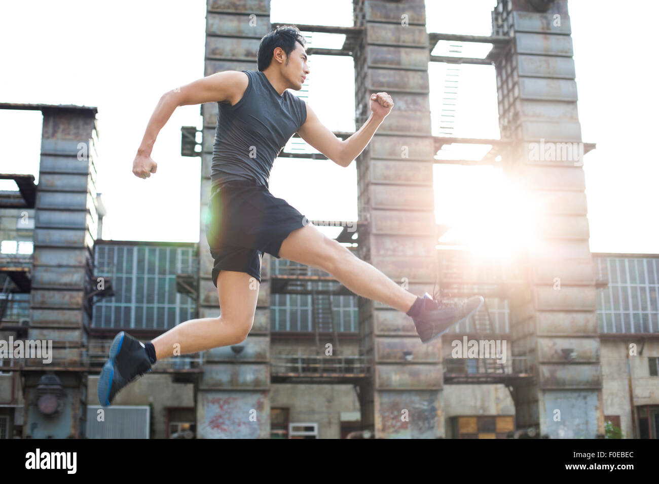 Jeune jogger running outdoors Banque D'Images