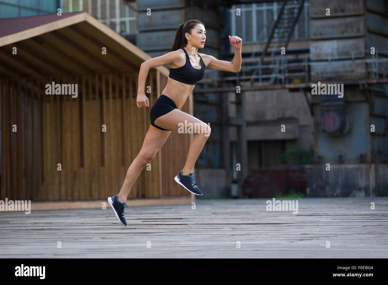 Jeune jogger running outdoors Banque D'Images