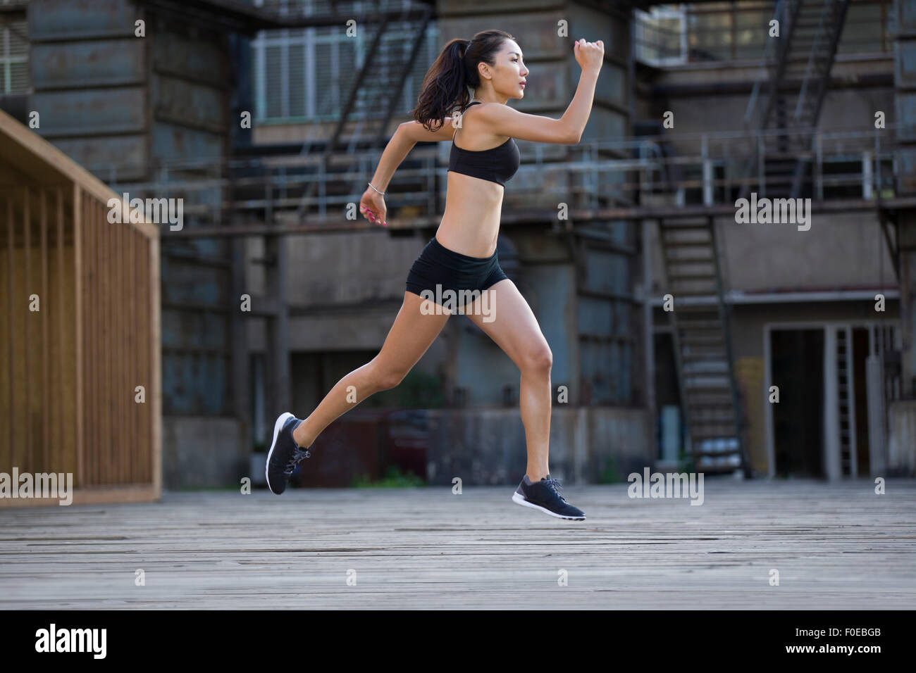 Jeune jogger running outdoors Banque D'Images