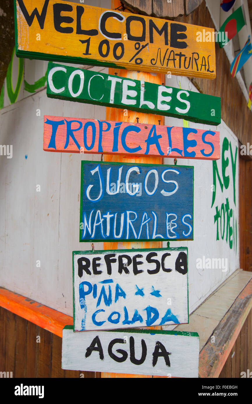Panneau en bois Bienvenue dans l'île de Margarita avec différents types de boissons. Le Venezuela Banque D'Images
