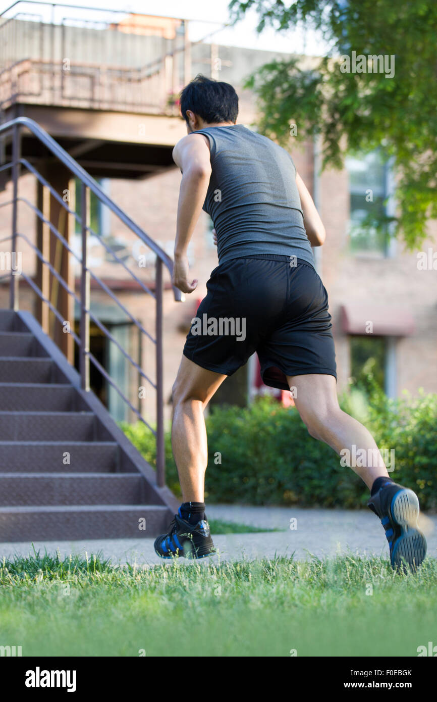 Jeune jogger running outdoors Banque D'Images