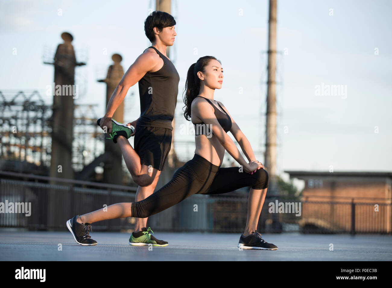 Les jeunes athlètes exercising outdoors Banque D'Images