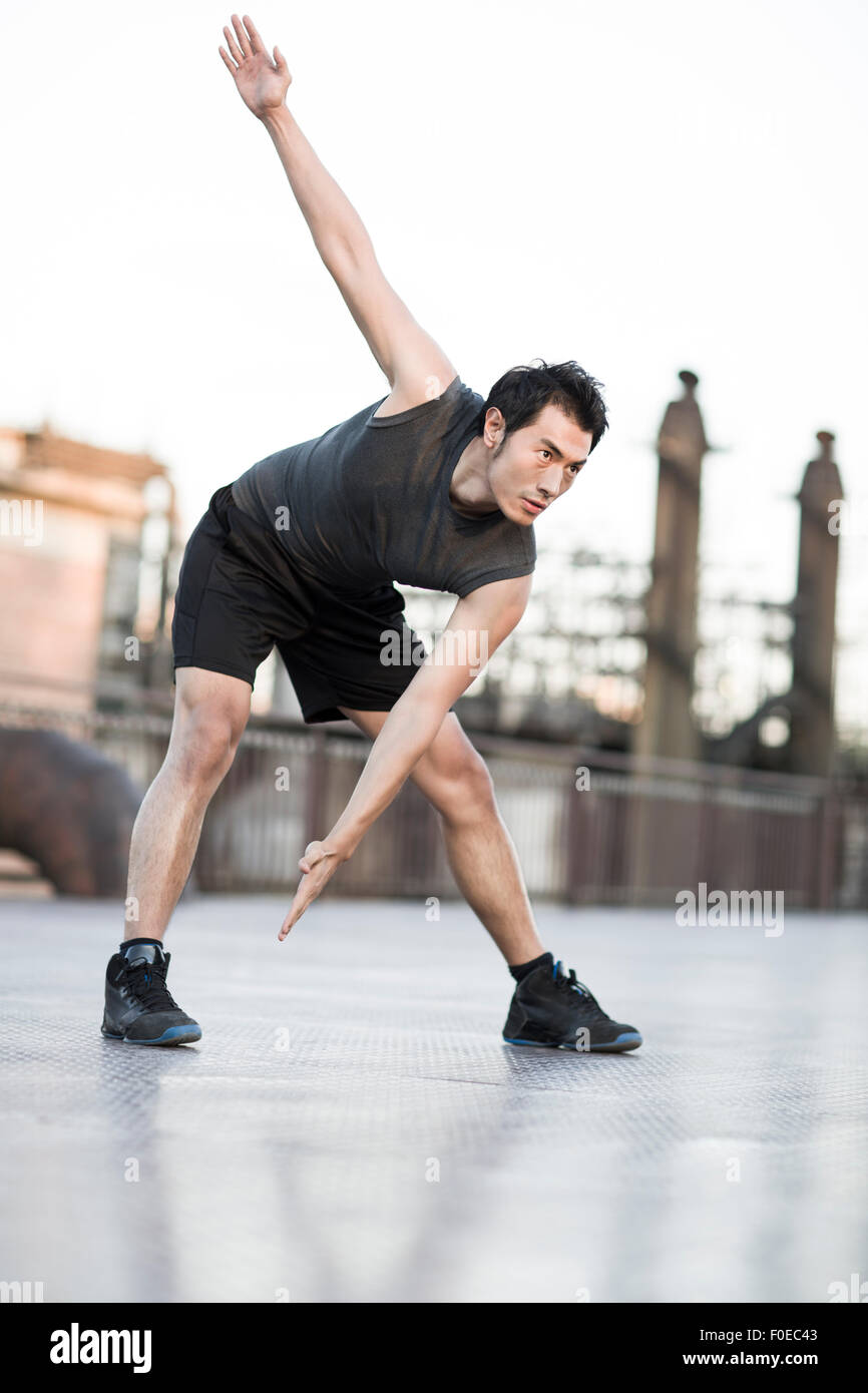 Jeune homme exercising outdoors Banque D'Images