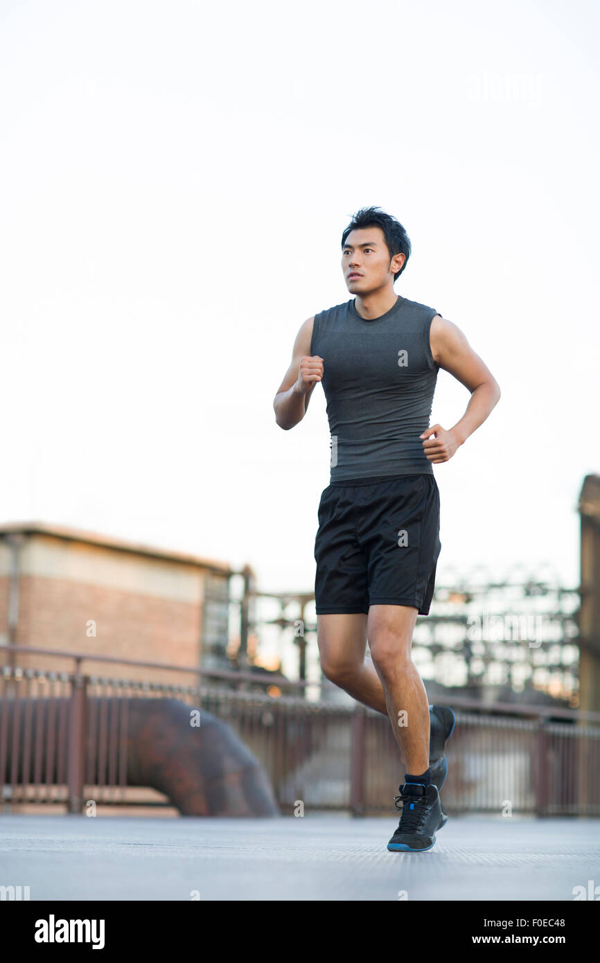 Jeune jogger running outdoors Banque D'Images