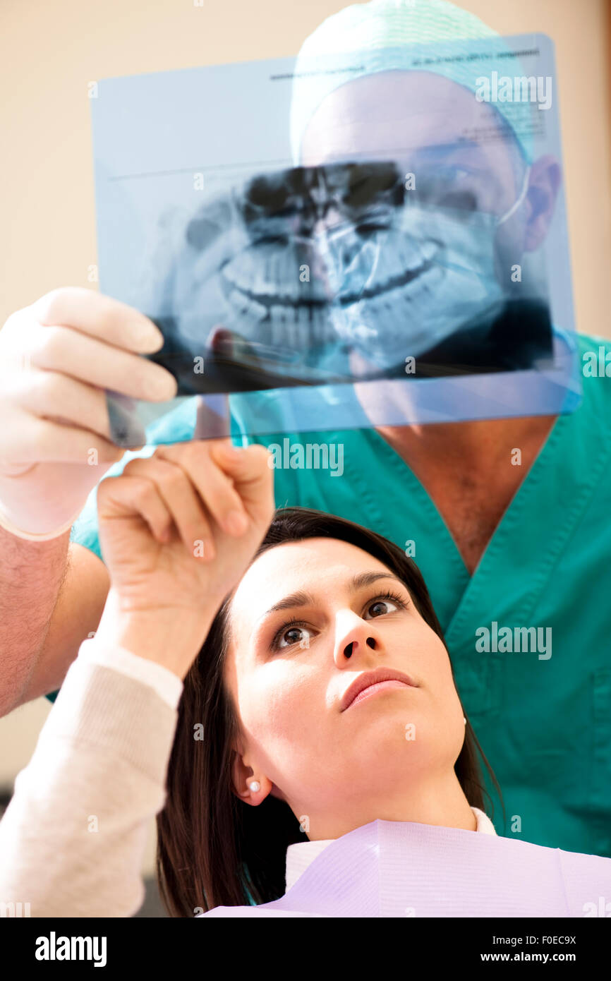 Dentist showing x-ray à son patient Banque D'Images