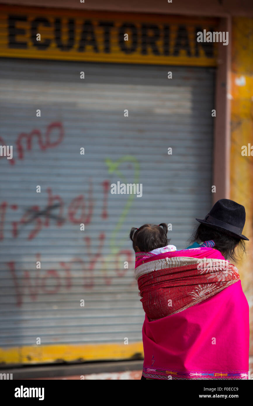 La vieille femme et sa fille au marché d'Otavalo. La plupart des gens appartiennent à l'Équatorien Mestizo groupe ethnique. Banque D'Images