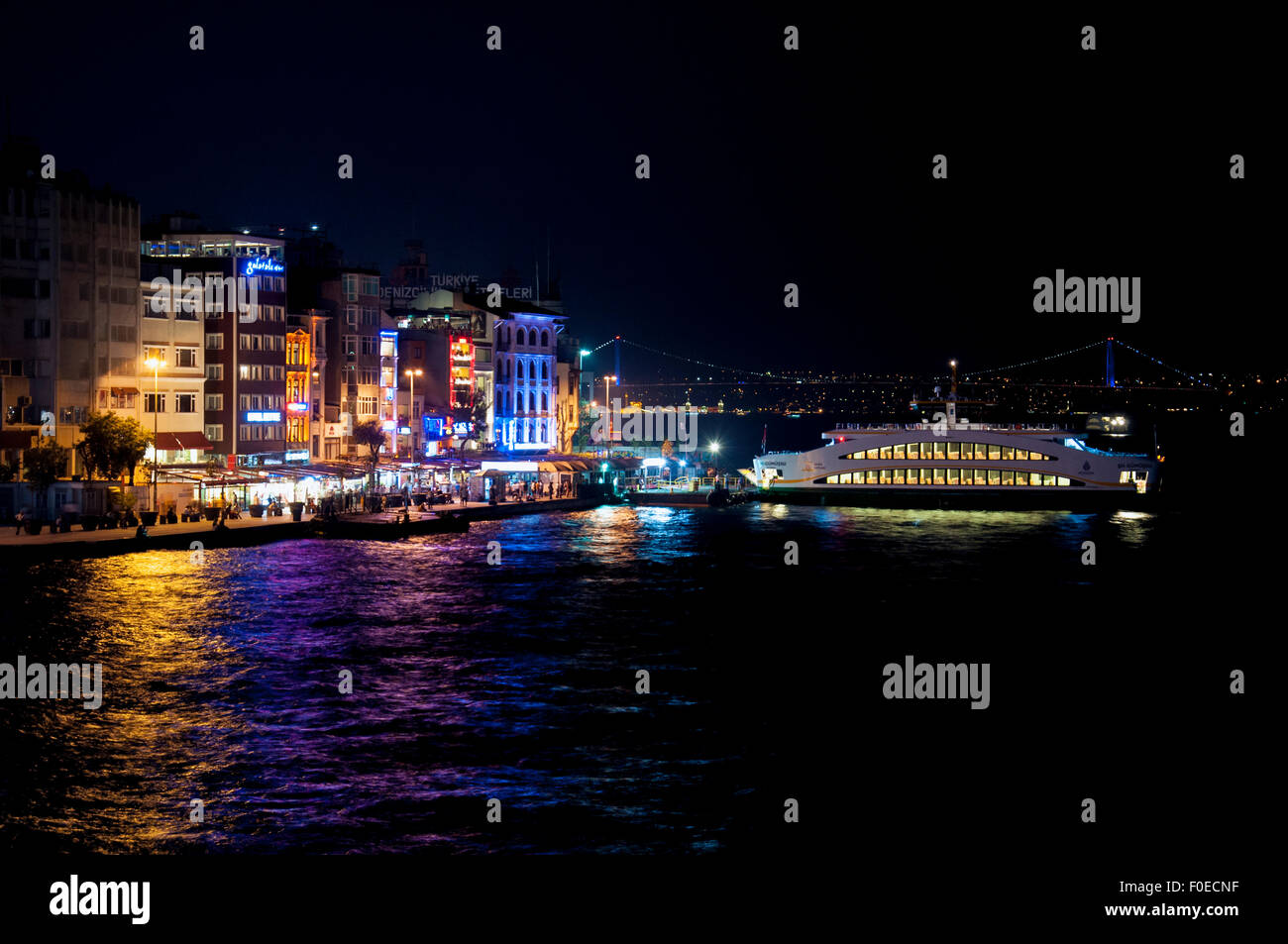 Vue depuis le pont de Galata à Istanbul par nuit, Turquie Banque D'Images