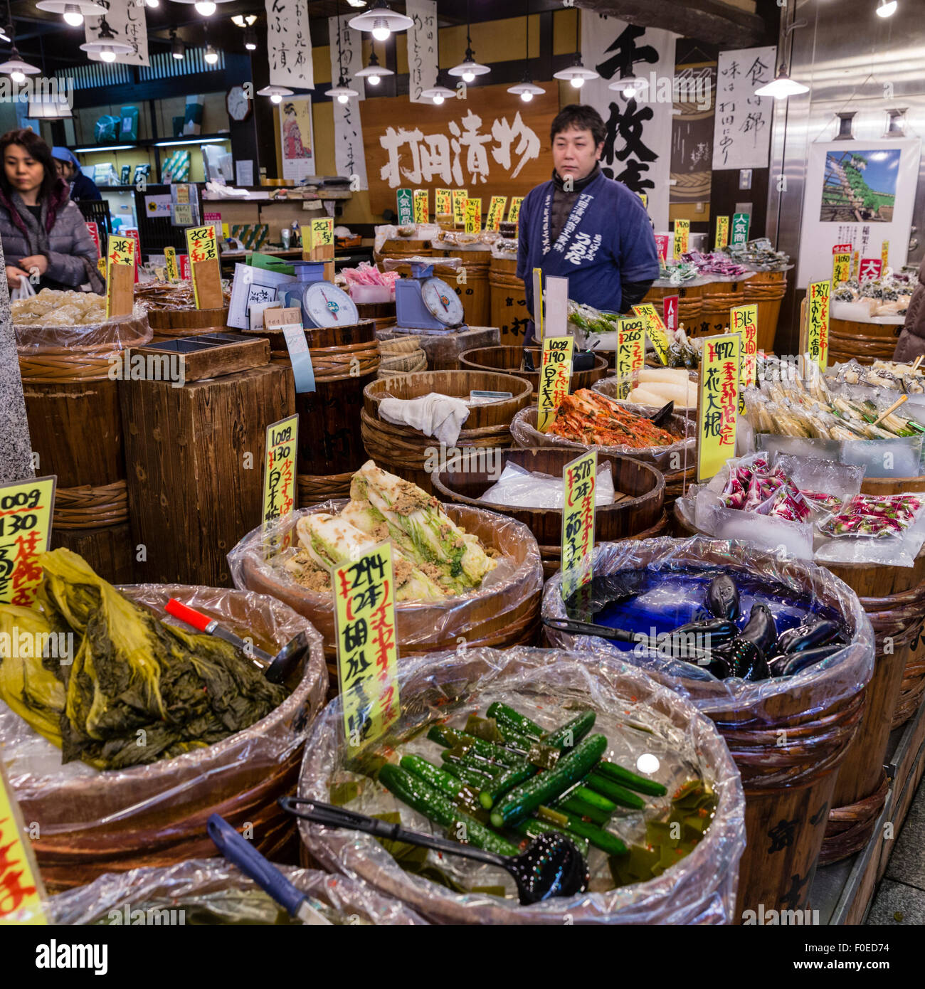 Vendeur et préservé les légumes au marché Nishiki de Kyoto, Japon Banque D'Images