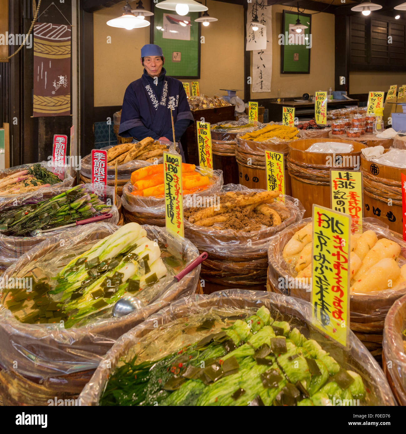 Vendeur et préservé les légumes au marché Nishiki de Kyoto, Japon Banque D'Images