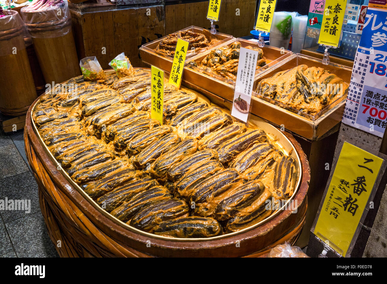 Conserves de légumes pour la vente au marché Nishiki de Kyoto, Japon Banque D'Images
