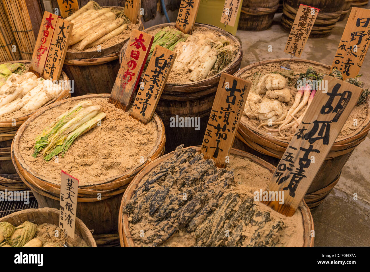 Conserves de légumes pour la vente au marché Nishiki de Kyoto, Japon Banque D'Images
