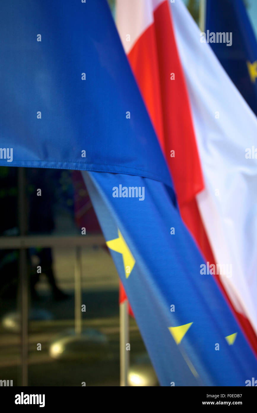 L'Europe et les drapeaux polonais flottant dans une conférence européenne en Pologne avec windows dans l'arrière-plan Banque D'Images